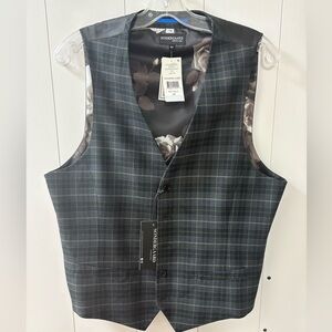NWT qMen's Plaid Vest - Black and Gray